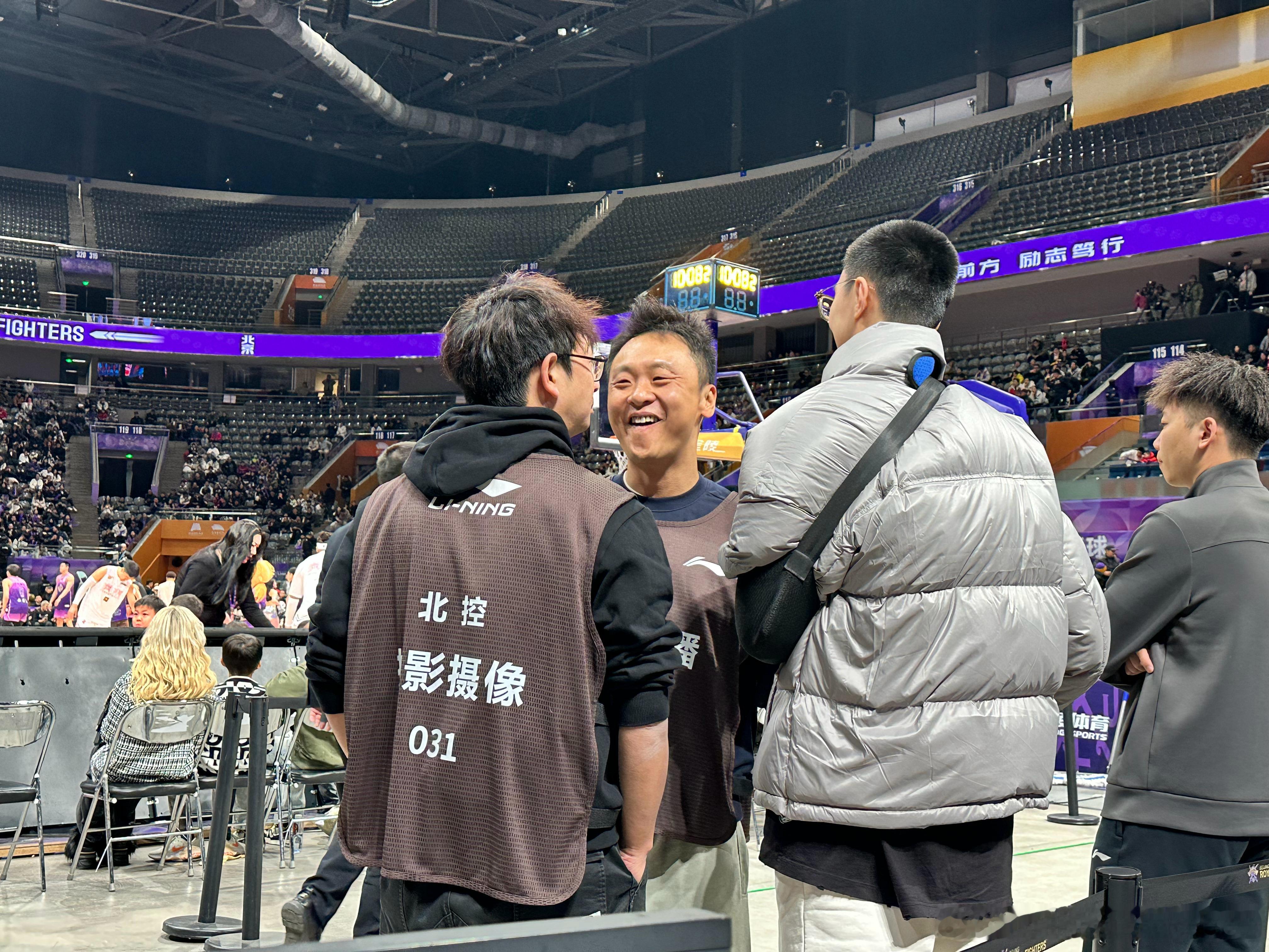 上场比赛再次受伤的胡明轩也跟队来到了客场，胳膊的护具已经戴上，刚聊了两句，他说他