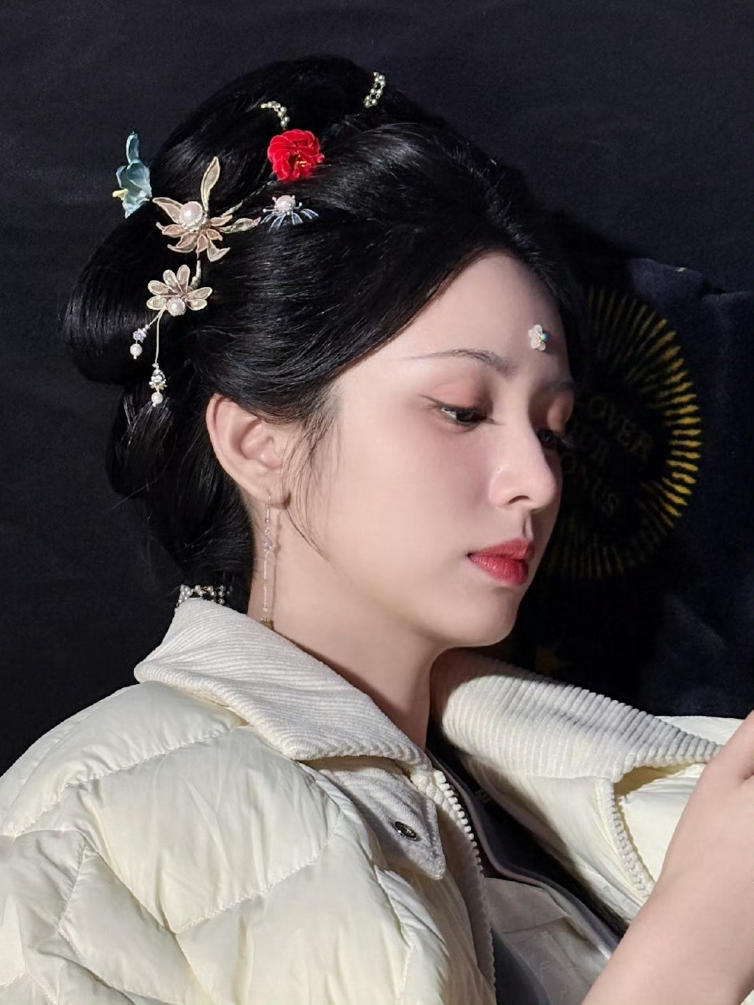周也×《一瓯春》今日又更新了花絮照这个谢清圆每次发图都美我一跳，这次发簪都好精致