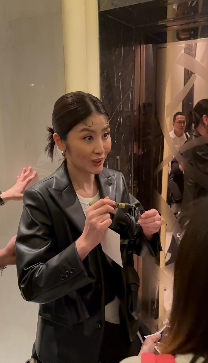 今天陈慧琳在演唱的时候搭配的很有型，气质也很不错，像个年轻的机车女郎。

她里面