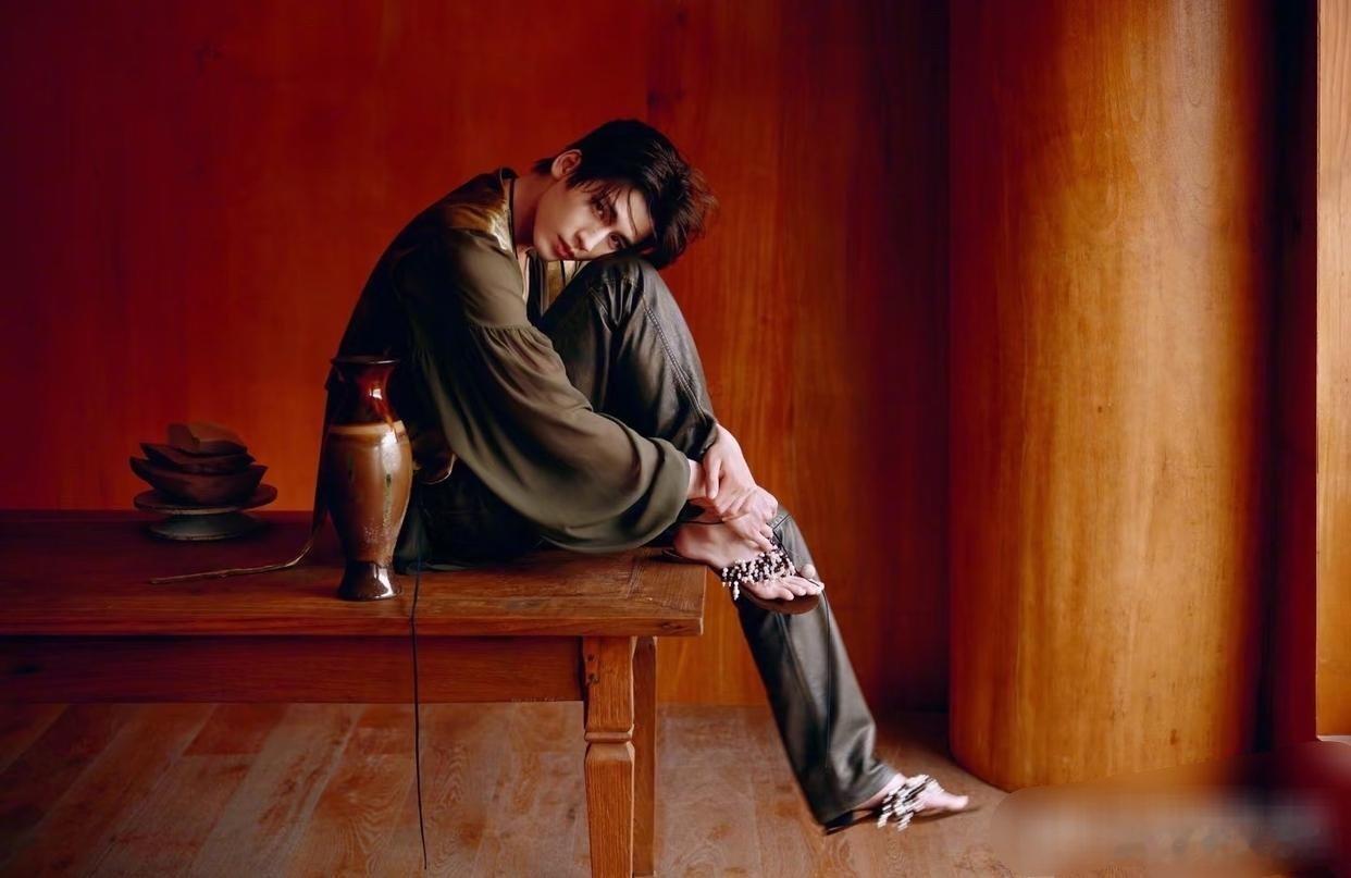 张凌赫完美到脚也这么精致漂亮帅气… 