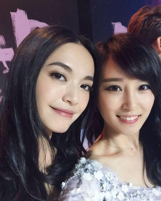 姚晨和谢楠合影，记得《战狼》火得一塌糊涂那会，大家都说谢楠旺夫。