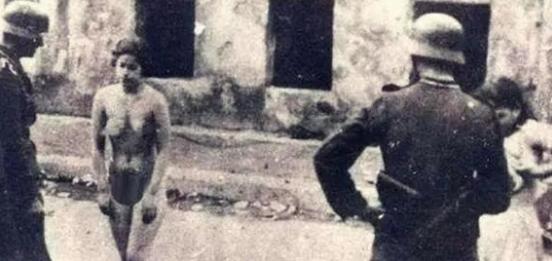 1943年，两名准备回家的波兰女孩被德军士兵拦住，理由是要检查她们俩是不是犹太人