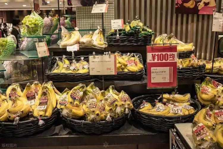 日本10月又超3000种食品涨价，全年近2万种，实际工资连跌4年，百姓钱包真扛不
