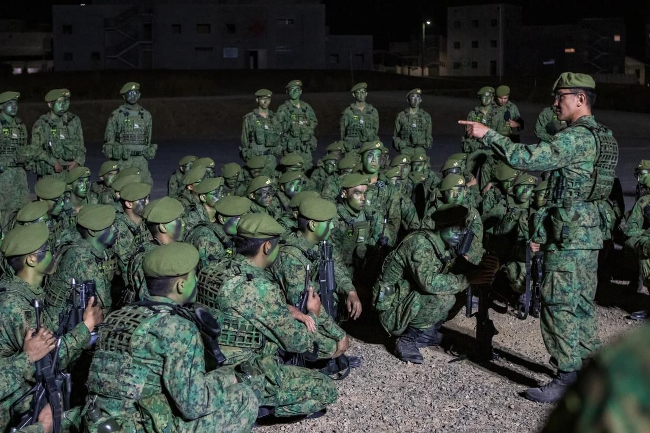 新加坡陆军特种部队士兵
新加坡军队近视眼多