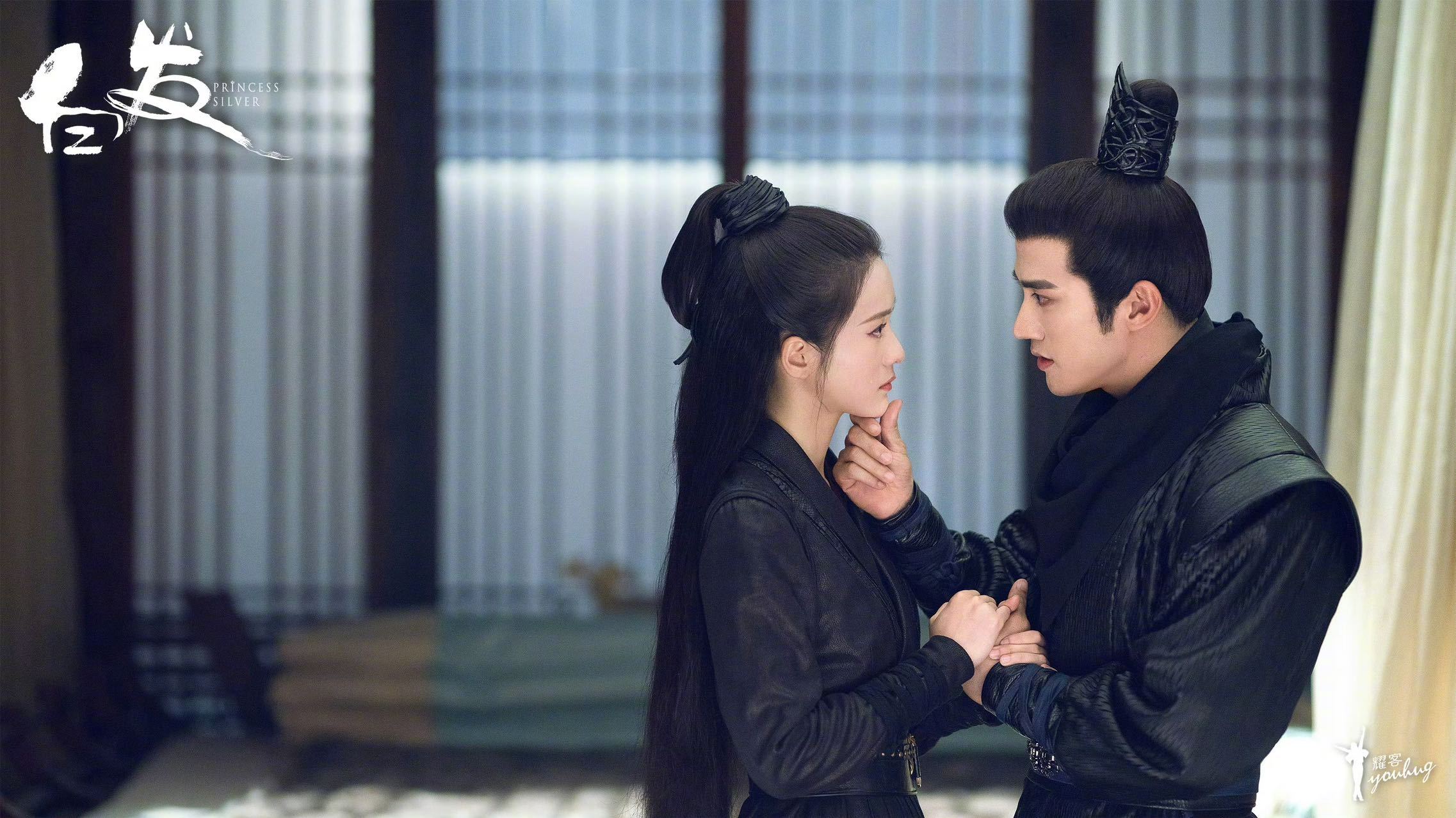 张雪迎问白发的兵还在吗 张雪迎李治廷活动后厨搞怪非典型自拍，手势舞NG不断，时隔