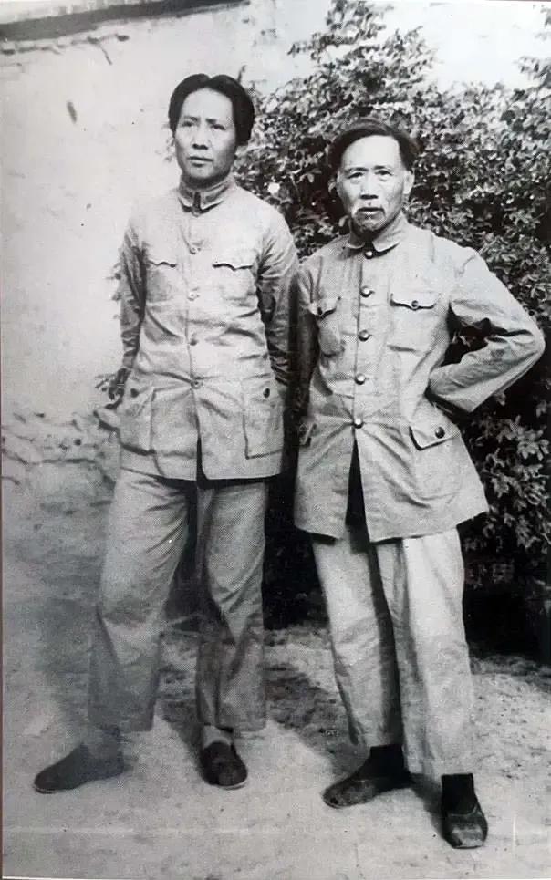 【朋友们，快来关注我！一起回顾红色历史】这张1936年的珍贵合影里，毛主席与恩师