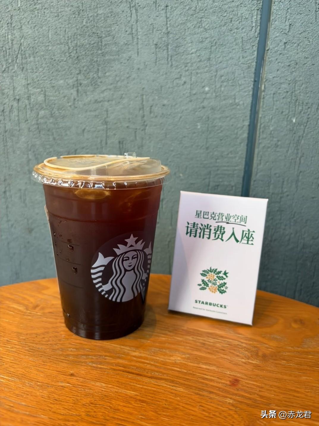 不消费，不能坐了。星巴克连夜赶制桌面提示牌，并在全国门店推广。这是店大欺客，还是
