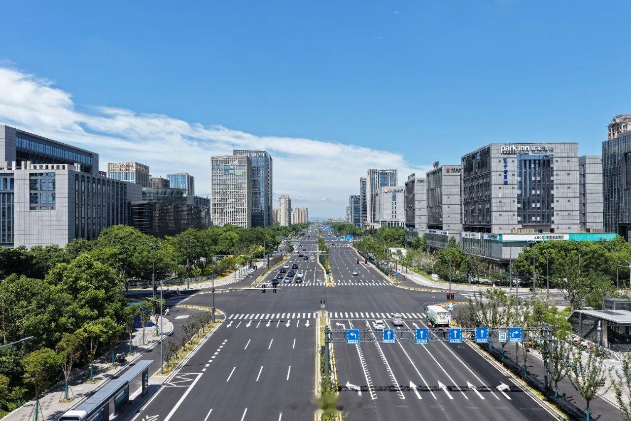 宁波镇海大道改造完成通行条件迎来大升级 8月4日消息，镇海区镇海大道（九龙大道—