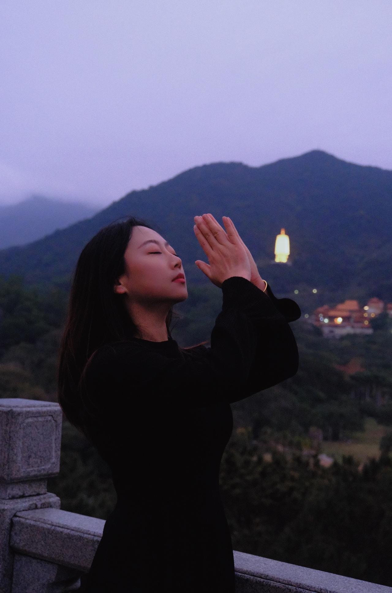 又到了赏花拍照的季节 这是属于春天的氛围感 郁金香花海  想要约你看花海 周末一