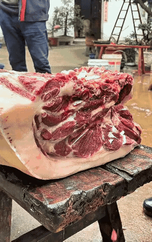 土猪肉，现在农村也少见了（至少在我们老家已经很少了）。记得小时候，猪肉都是土猪肉