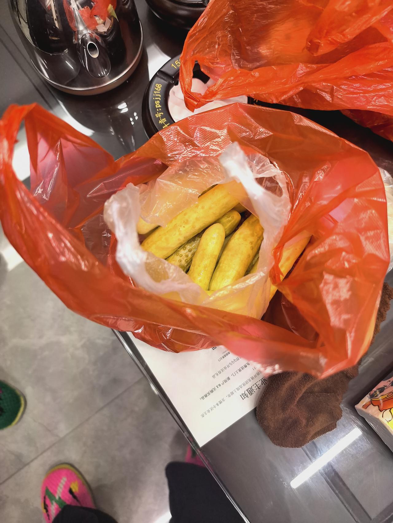 不知道你们那边有这个东西吗？
这个叫酸黄瓜，吃之前沾点辣椒粉。
酸酸辣辣的特别好