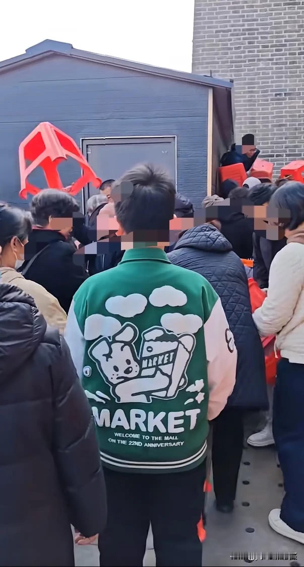昨天，正定鼓王大会现场秩序井然，观众也非常热情，全是尊老爱幼免费传递凳子的。