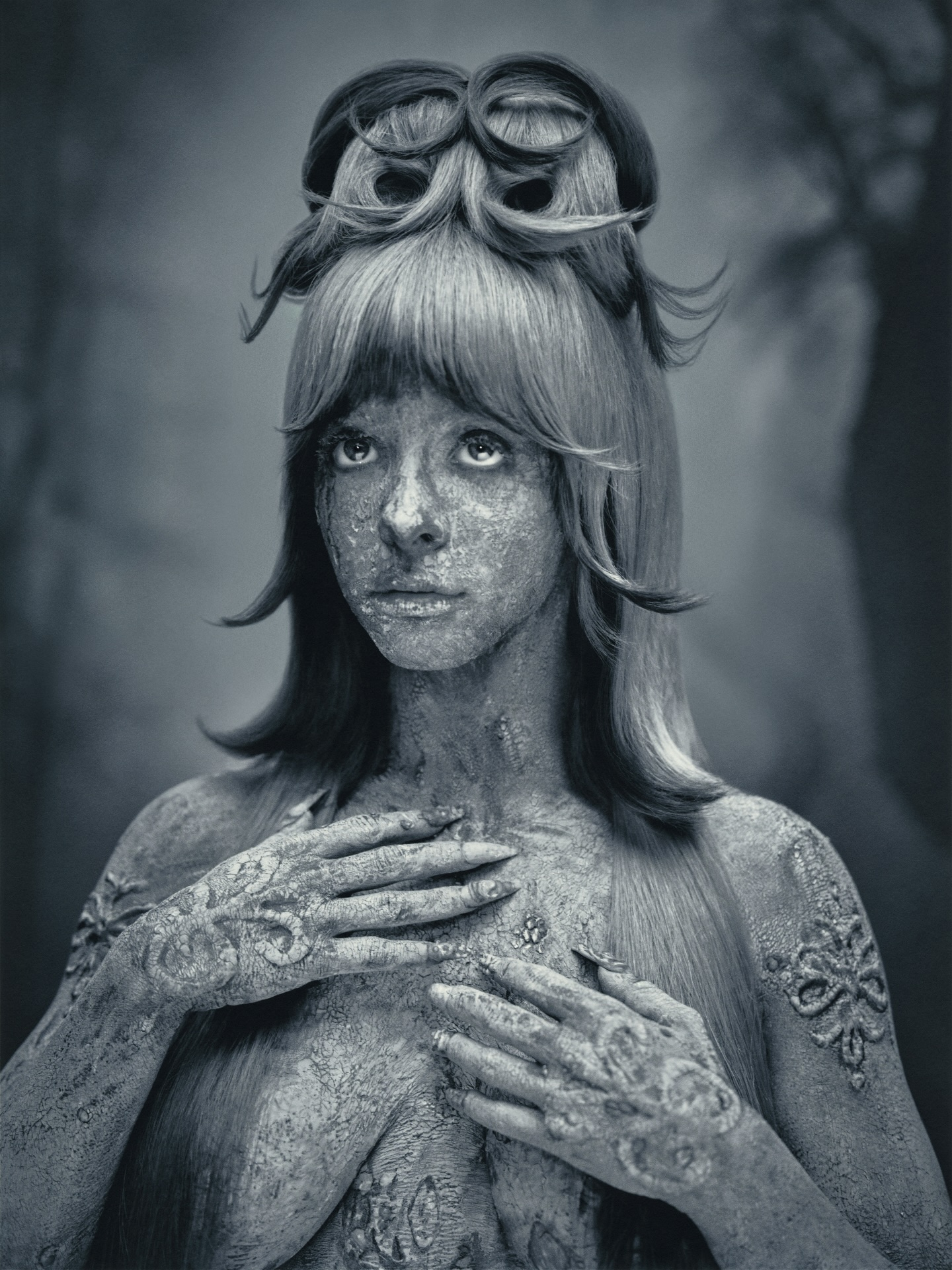 Melanie Martinez 分享生日贴文，并公布一张把自己旧人格封印石化的