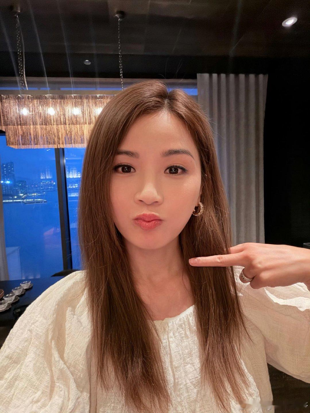 蔡卓妍准备剪短发蔡卓妍准备和长发说拜拜蔡卓妍准备和长发说拜拜，两张自拍少女感爆棚