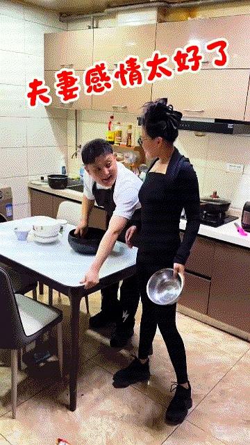 差点就被抓包了，老公多亏反应快，私房钱才没被翻出来。
这样的情节，笑着背后却透着