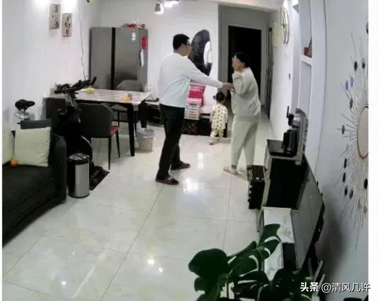 上海，一男子没经过妻子同意，把老家父母接来看孙子，妻子大怒，一气之下扇了男子3个