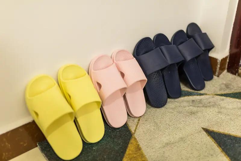 去年自己穿了的拖鞋，今年怎么就不认识了呢？我家有五口人，爸，妈，老公，我和孩子。