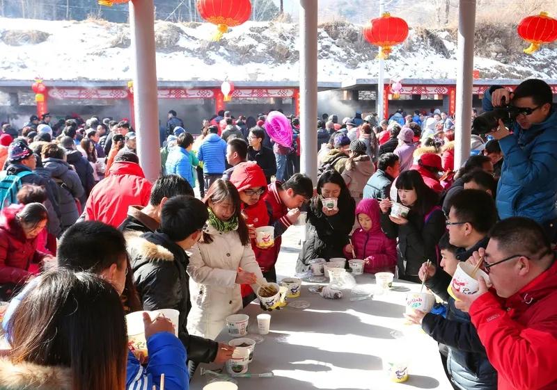 岁末迎春美山村
文/冰笑
岁末迎春美山村，
新春蛇舞色缤纷。
邢西山村烟氤氳，