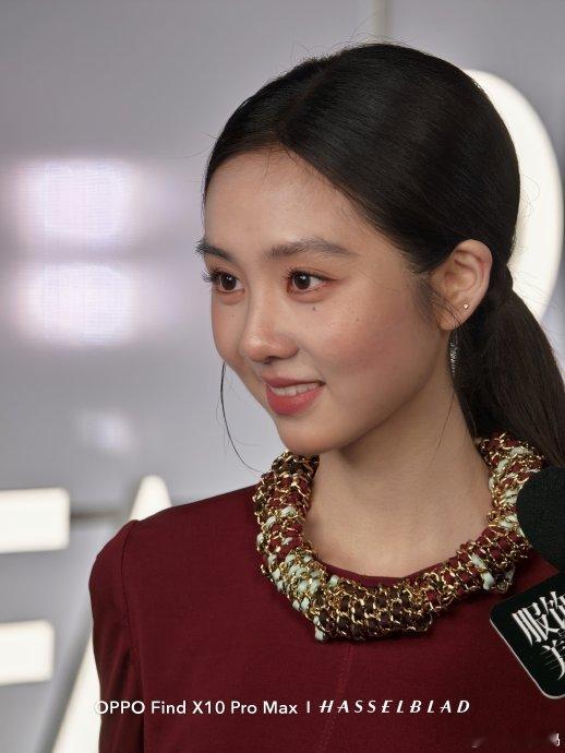 黄多多正式进圈 和妈妈长得一模一样小头小脸真的好优越[期待] ​​​