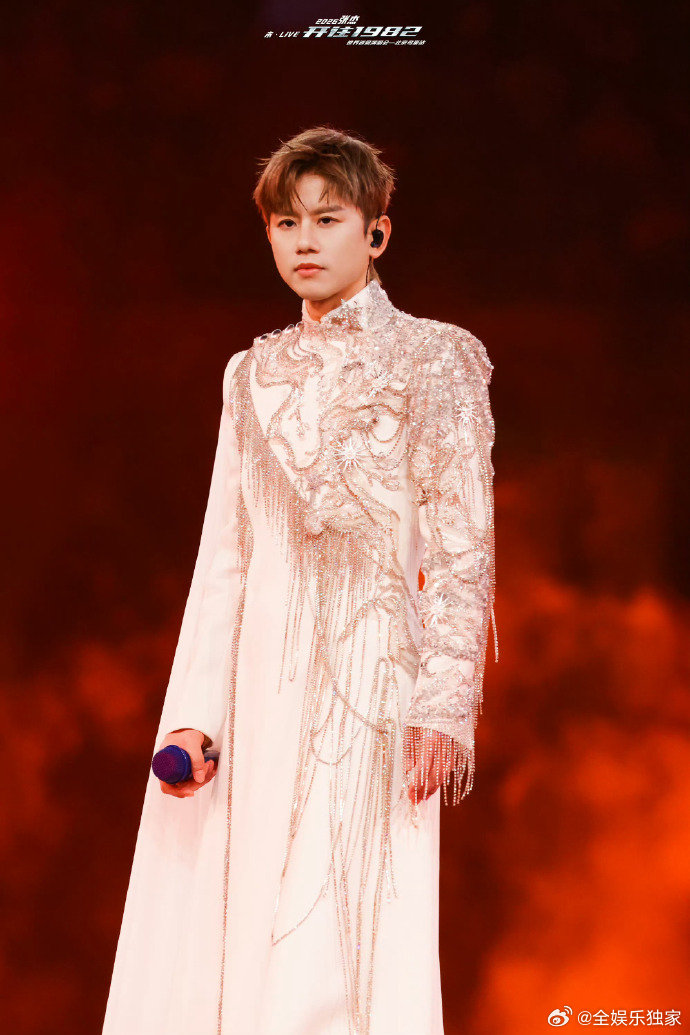 张杰舞台大屏灯光默契配合 内娱舞台新标杆，121人舞团震撼亮相，光影交错如梦似幻