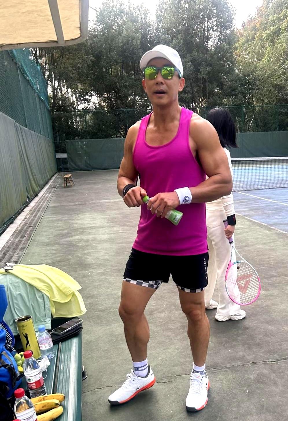 53岁刘畊宏在湖北体育公园打网球，他穿着背心和小短裤，露出一身结实的肌肉，身材壮