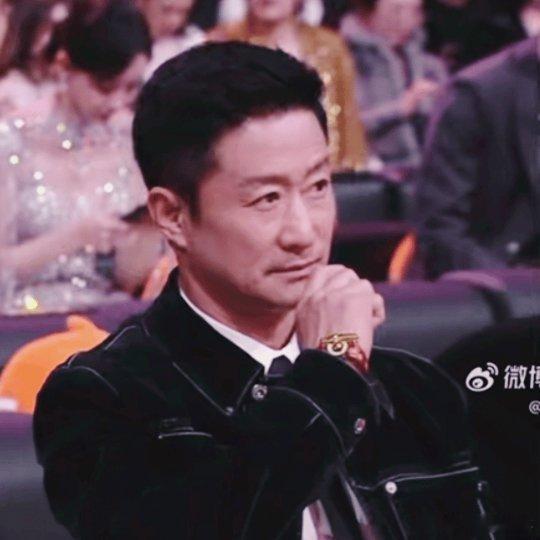 吴京豆德 吴京这波营业真的太有梗了！兔耳朵宠粉、精致涂唇膏，沉稳硬汉秒变乖巧爱豆