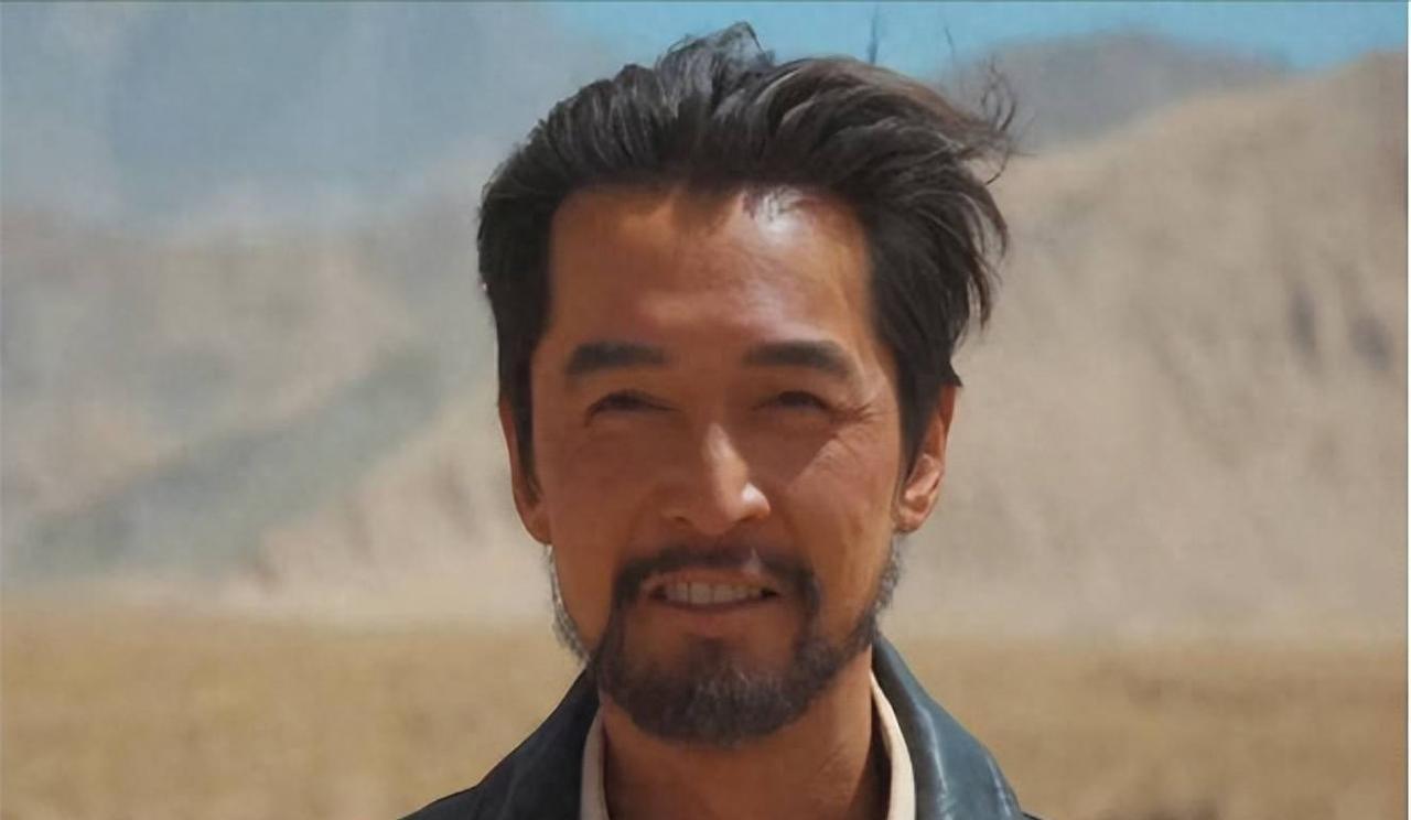 为戏往指甲里塞泥、腰里绑铅片，演完直接进骨科！
资本把“自虐”当门槛，不残不配当