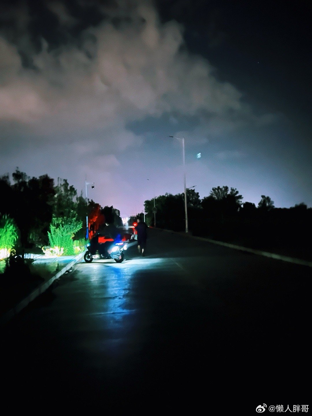 昨天夜里1:11时的营地和田野上空的月亮路上碰到的车祸我在两辆追尾的车中间此时此