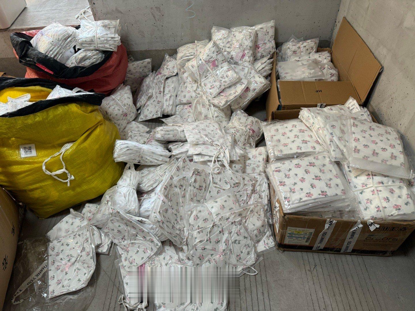 早起整理货，封店一个月，害我压了上千件碎花裙[泪][泪]仓库的日出也太美了 ​​