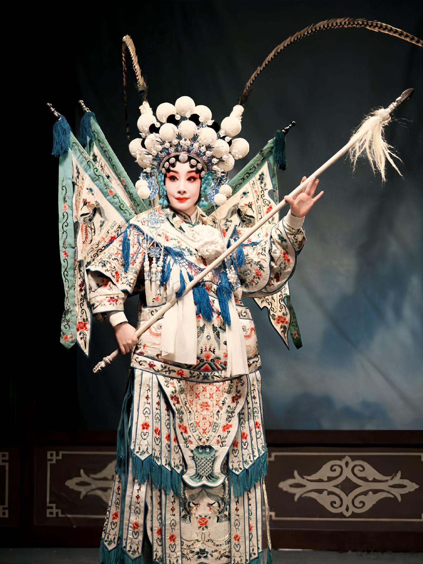 秦海璐刀马旦功底让她身段、眼神极具张力，但也导致部分现代剧表演带着戏曲程式化痕迹