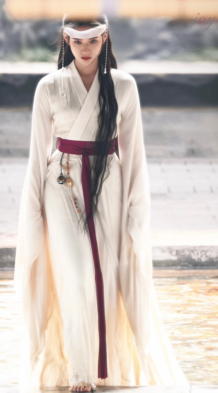 张靖怡梦花廷路透这个眼神戏我有点不行了。。。一个眼神闯入复仇赛道！一袭白衣清冷孤