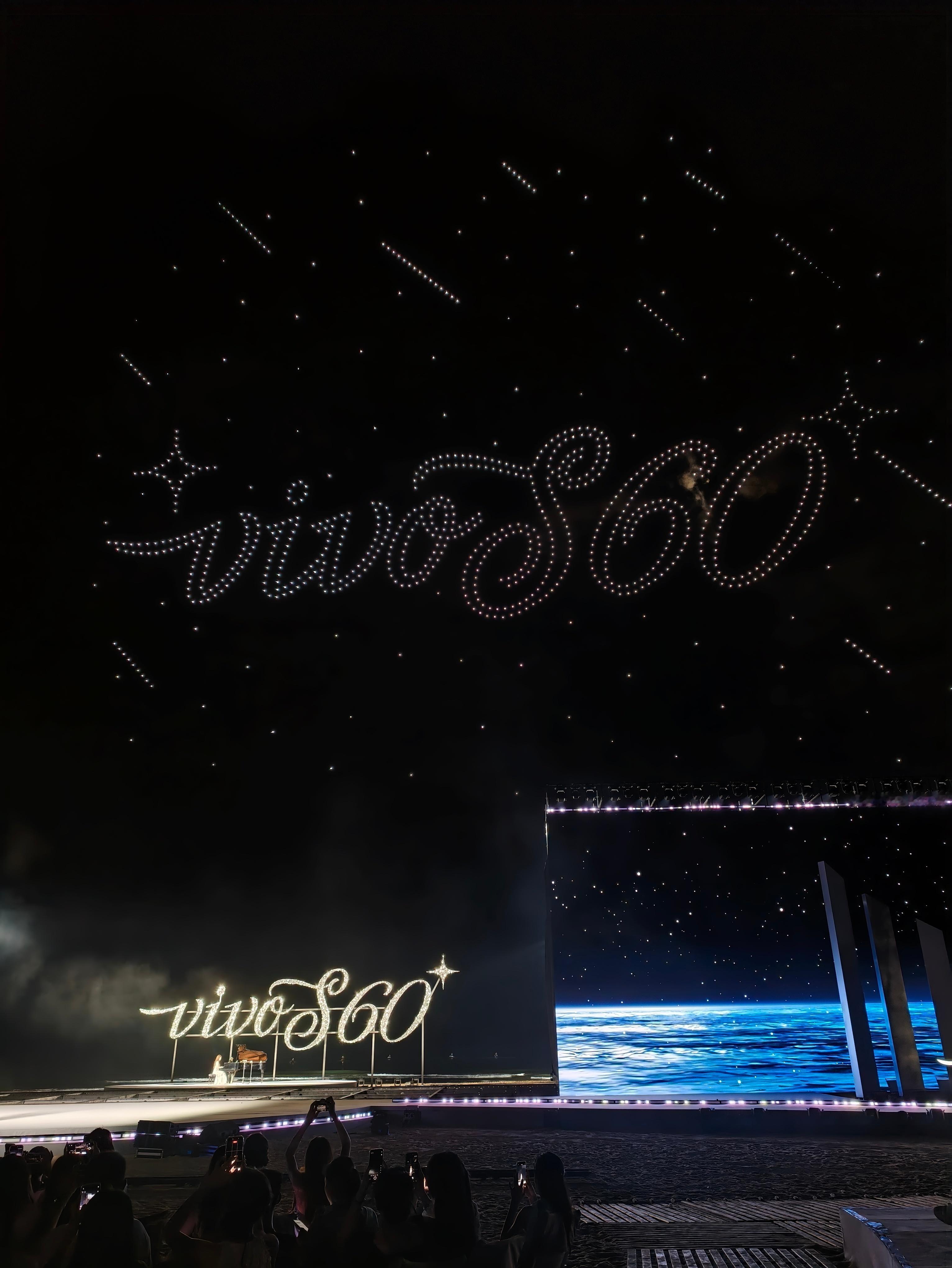vivoS60蓝厂真的太会了，用无人机组成的流星雨和S60的图案，超级好看配合着
