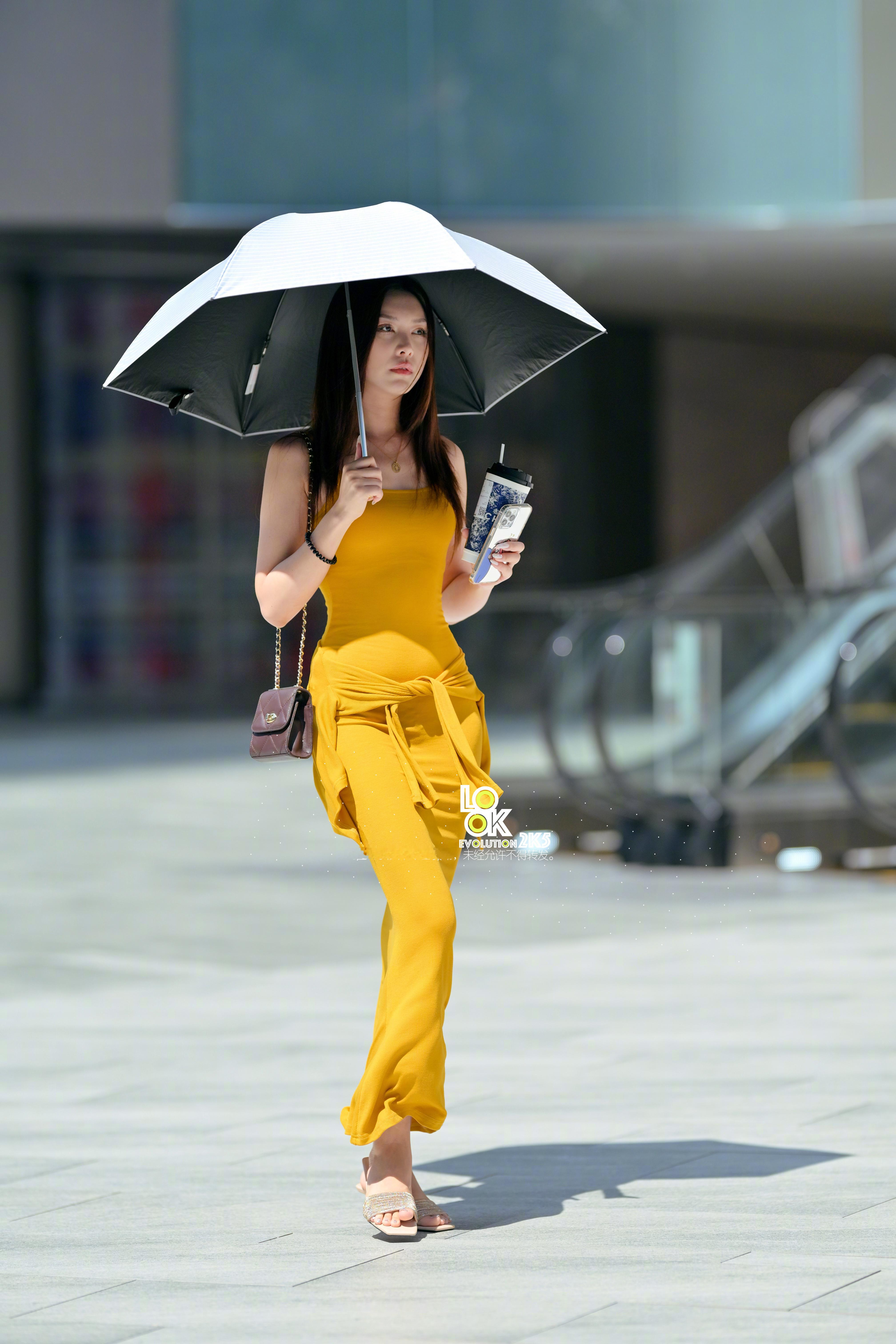 这一身穿搭色彩一般人不好驾驭 ​​​