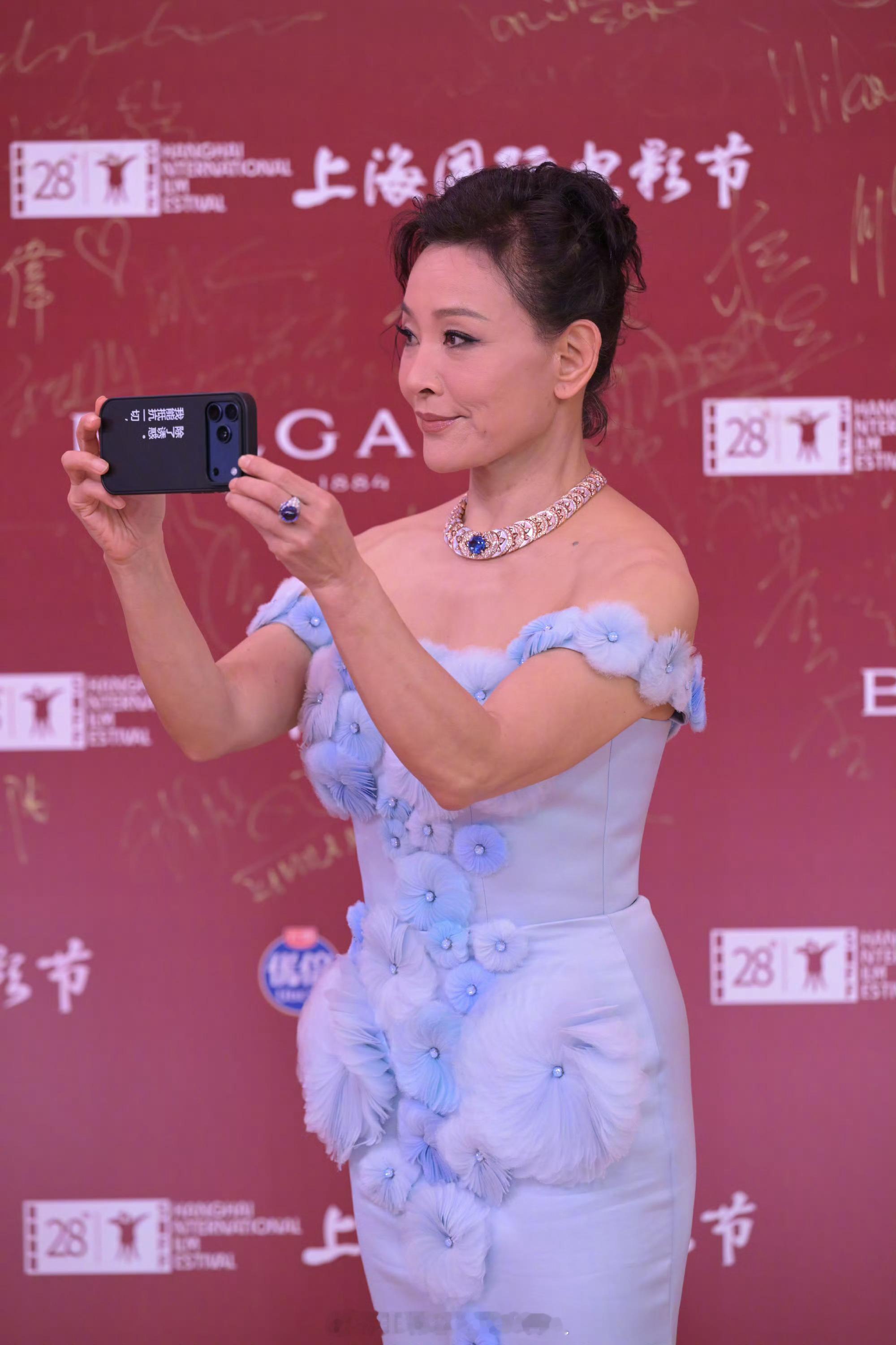 陈冲65岁穿低胸蓝色花瓣长裙走红毯，性感优雅不输年轻时的自己！她的《问心2》马上