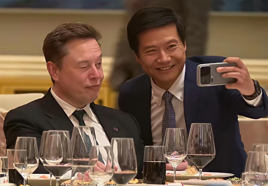 中美商圈大佬互动交流，成了美国代表团此次访问的一大看点。其中雷军与马斯克玩自拍还
