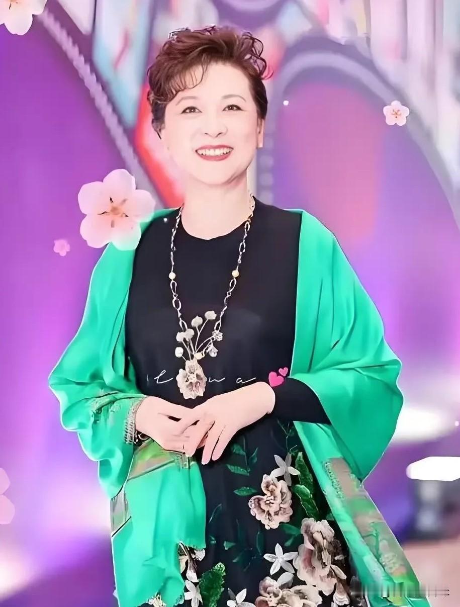 发现了没
王馥荔有个很明显的特点
倒不是因为她变老了，而是她明明都76岁了，居然