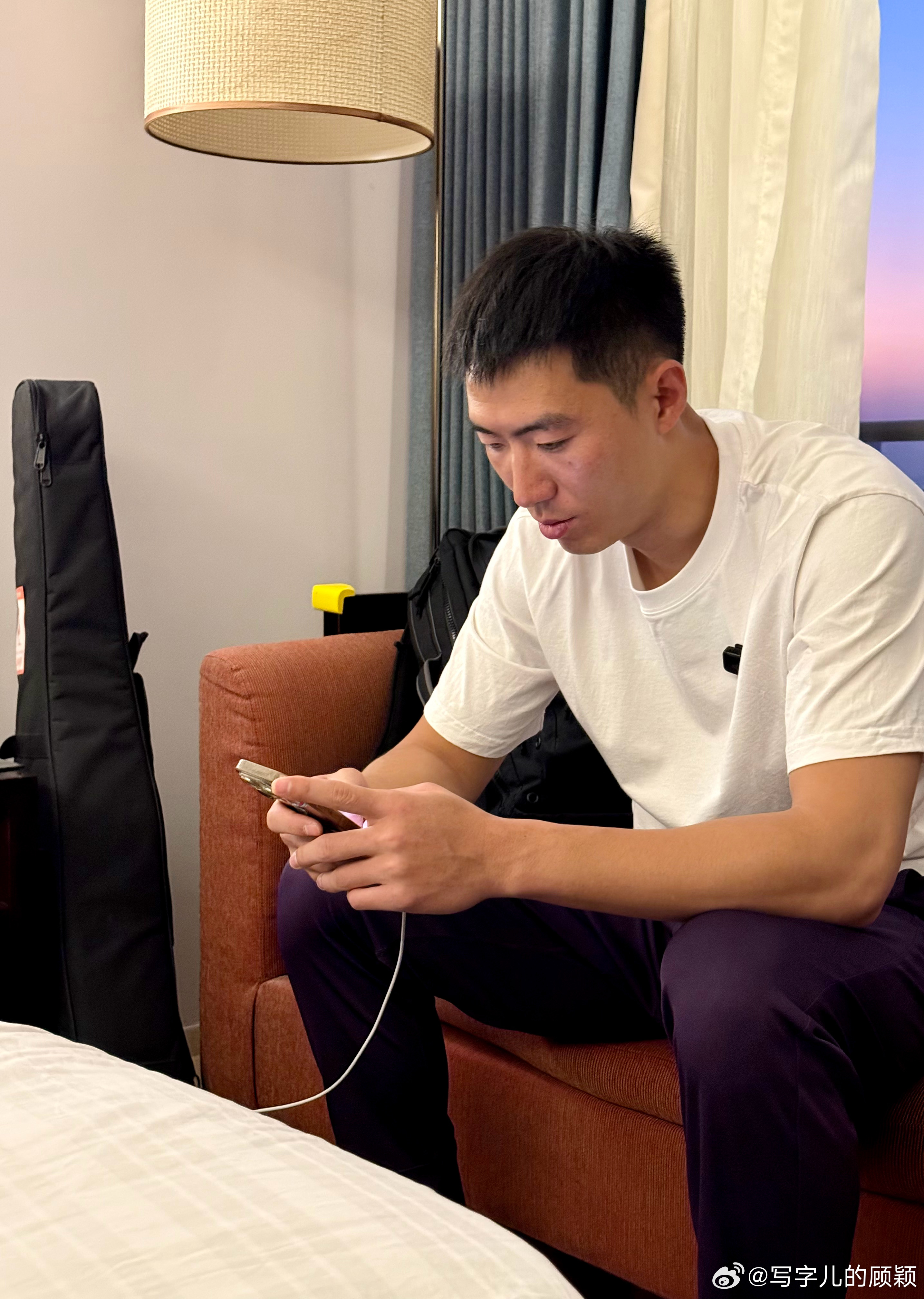 归队三天又说“再见”，一波三折，方镜淇今晚背着吉他作别津门虎。突如其来的感动，小