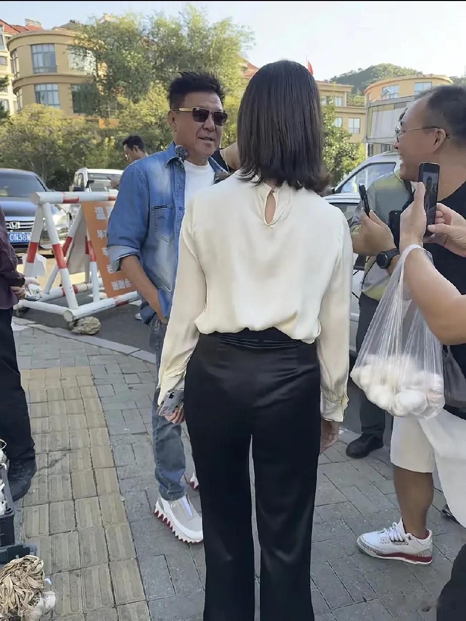 姜育恒繁华街头人潮涌，明星引路入梦乡。