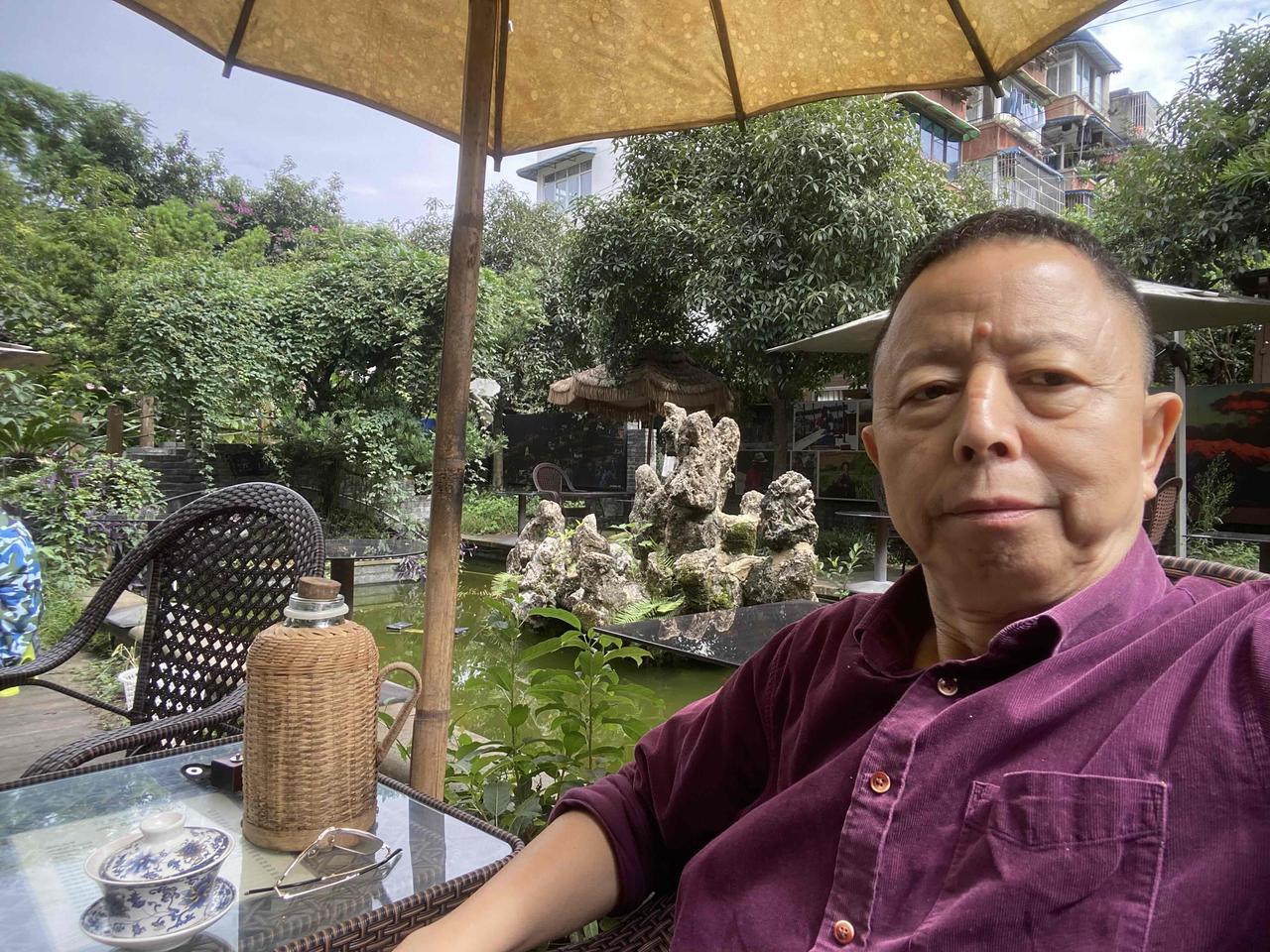 国庆节独自品茶时的遐想

夏末的热浪尚未完全褪去，秋日的清凉已经悄然降临。适逢国