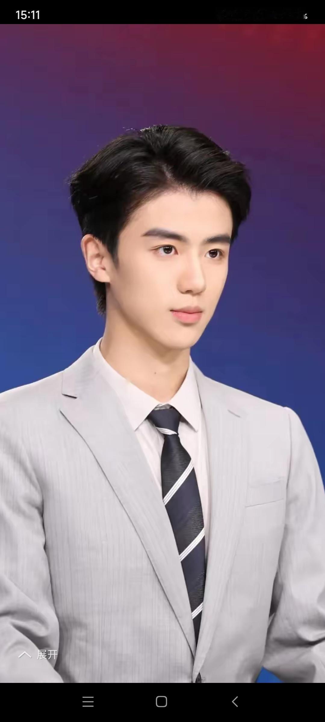 你瞅瞅，一个男生，竟然长的这么标致!父母的遗传基因太好了，肯定把优点全保留了。他