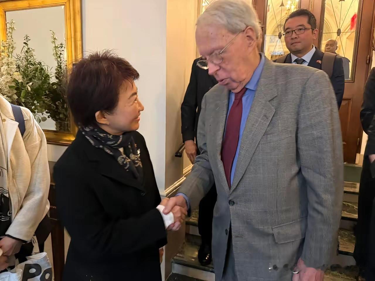 见到了，见到了高鼻子的美国佬！她的心情该是很激动，很有面子吧？
 
3月16日，