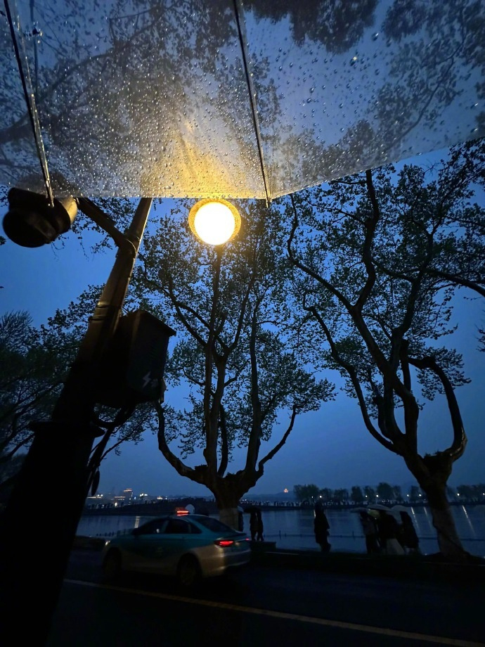 “成长和死心都是一瞬间的事，成长是不会的事都会了，死心是原来相信的事现在都不信了