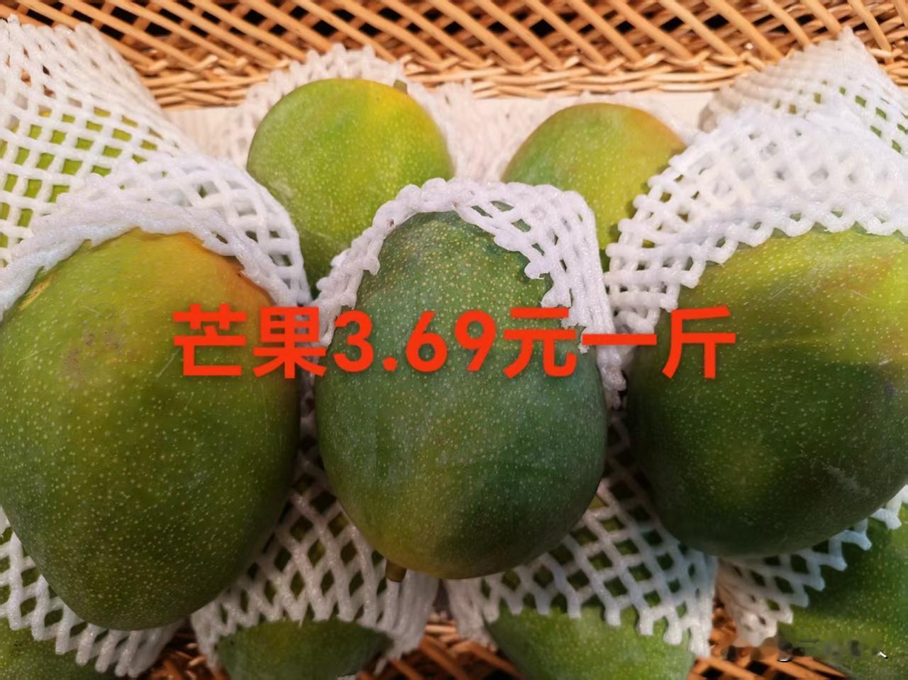路边菜店菜价
路边小三轮车菜价
超市菜价

上午去买菜
看着路边三轮车旁的菜很新
