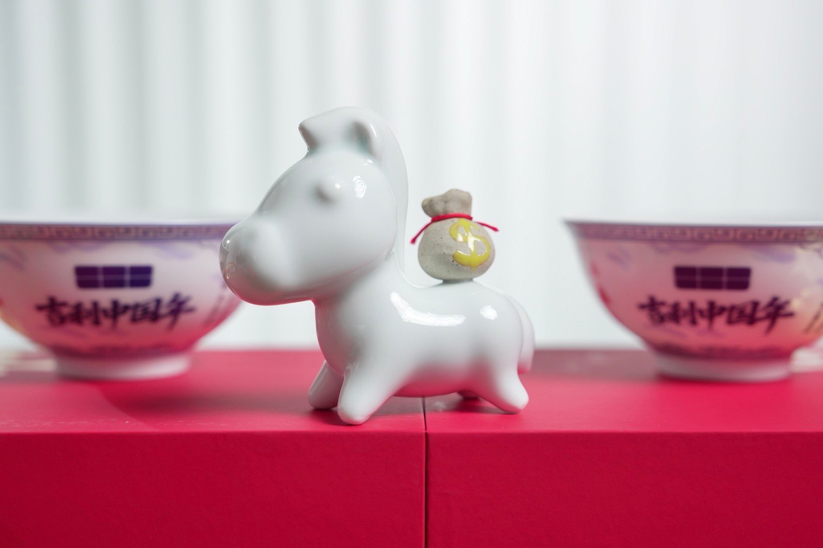 不得不说，选这份礼的太有品味啦，居然还藏了个小马盲盒，把景德镇的厚重和银河的浪漫