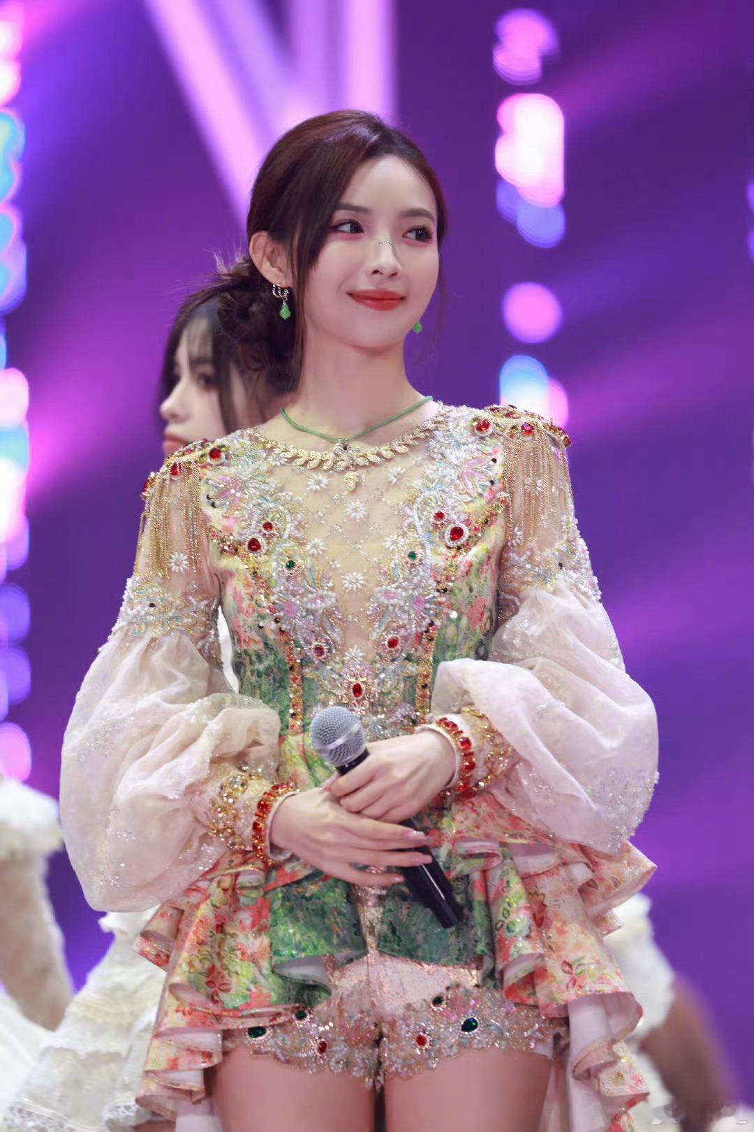 SNH48合唱《世界赠予我的》太动人！花车舞台衬着少女朝气，与王菲版的释怀不同，