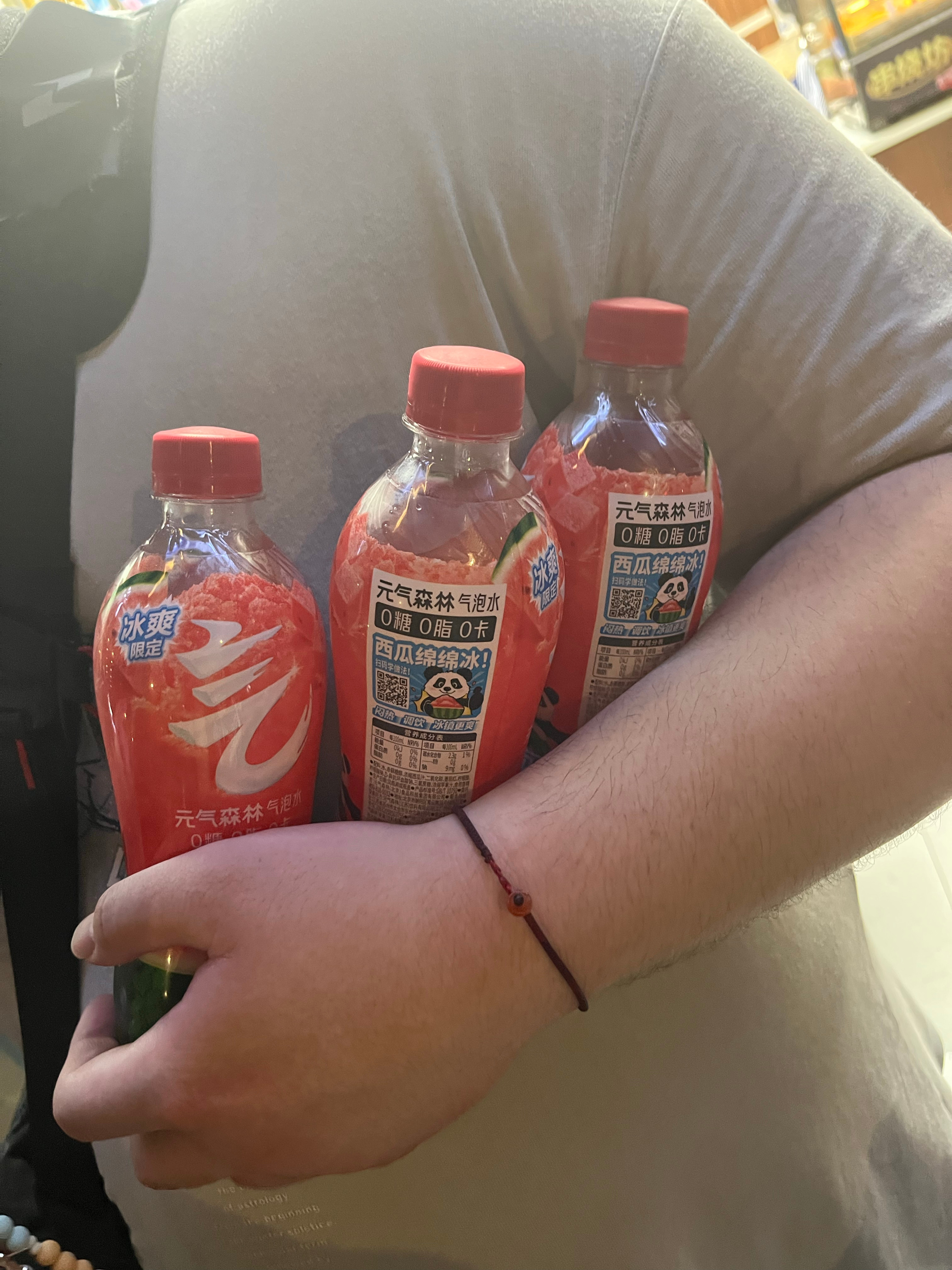 我拿了一瓶水然后几何王说他也要尝一下然后尝【一】下 吗？ 
