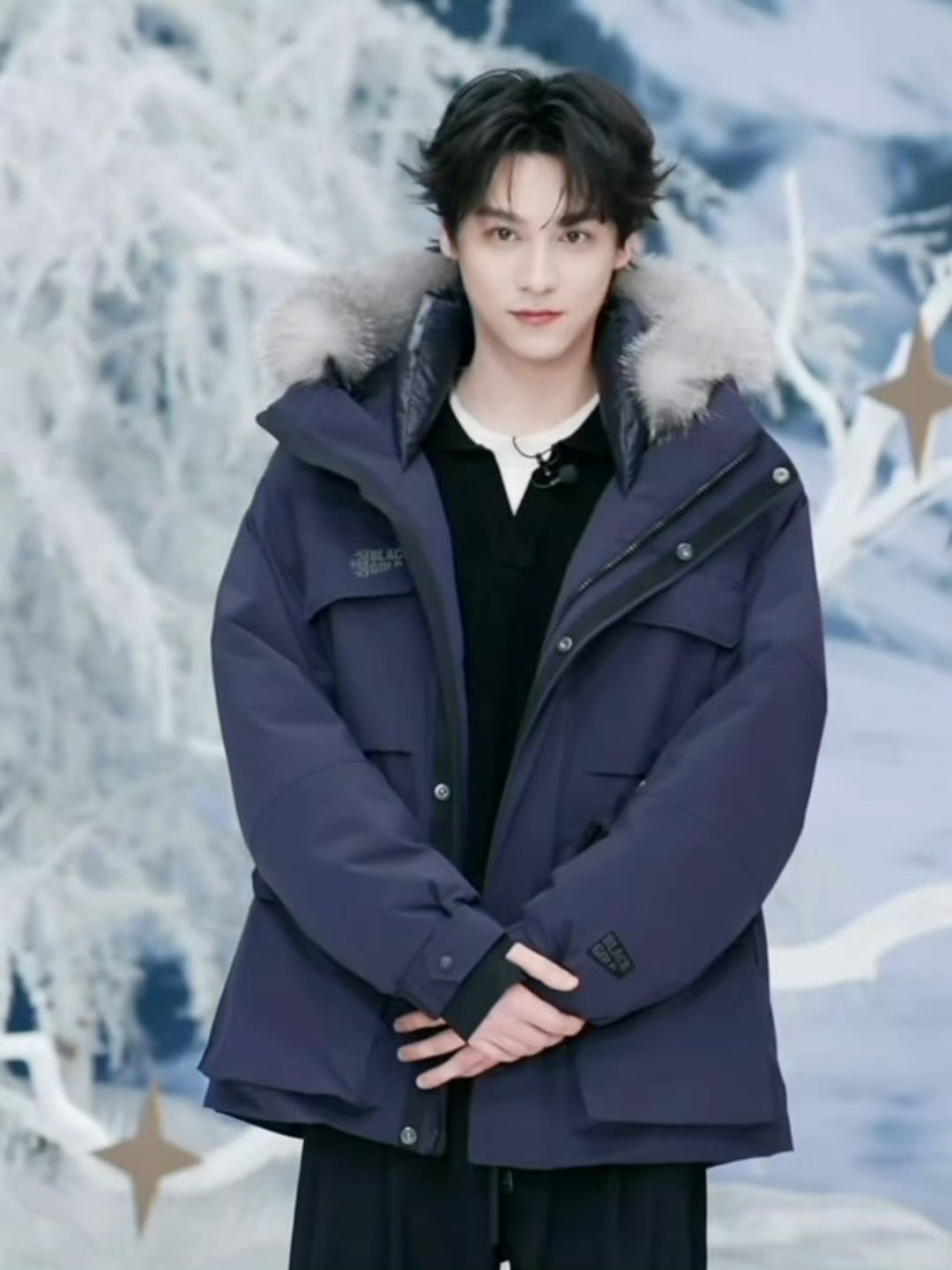 田栩宁今日高梵直播活动，直播状态也太好了，好帅的脸，把羽绒服穿成秀场了！