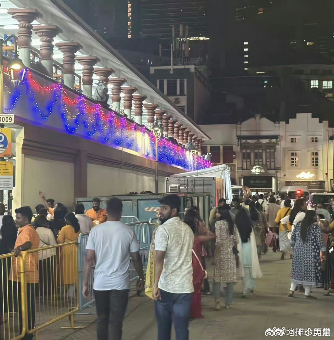 新加坡街头印度人多的吓人防着华人亲印度，以后新加坡周边就全是阿三，咖喱味特别浓。