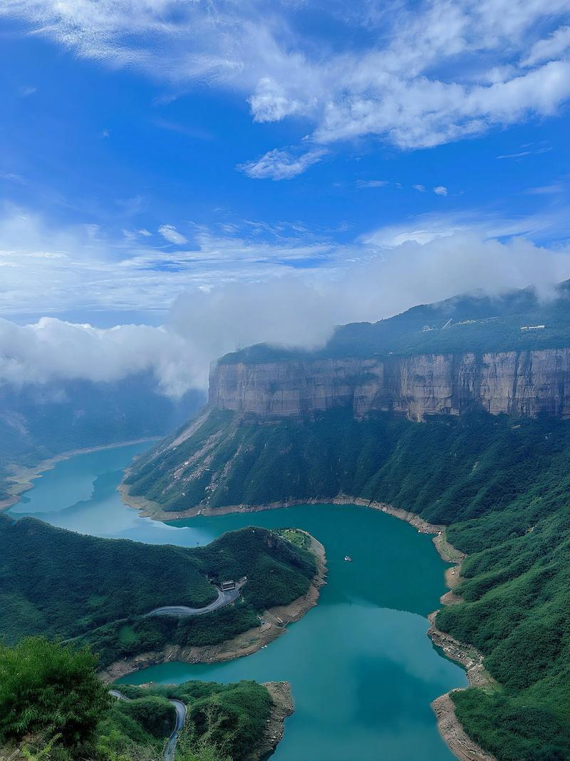 下联：近听两岸山。