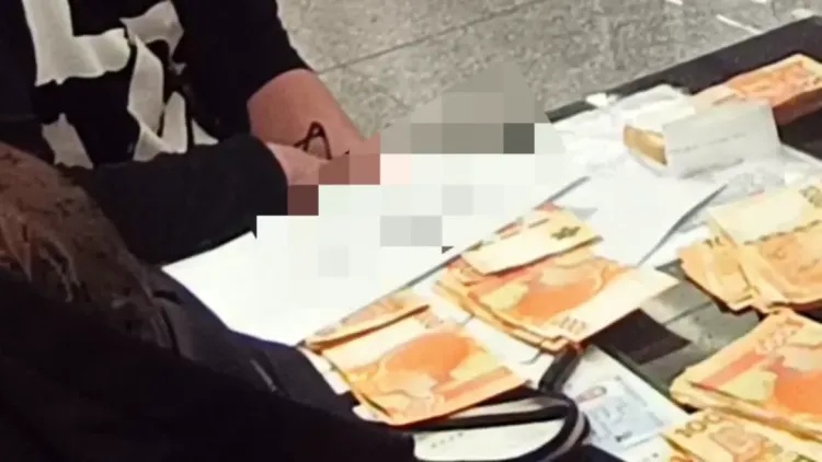 港珠澳大桥海关查获一起旅客违规携带35.6万元港币出境案